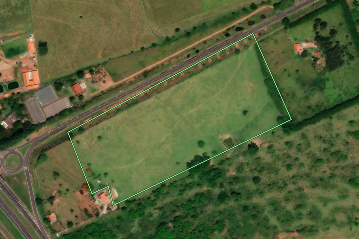 Imagem de satélite do imóvel rural em Pirajuí (SP), com o contorno declarado no CAR desenhado por cima.