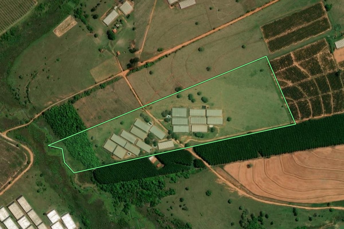 Imagem de satélite do imóvel rural em Pirajuí (SP), com o contorno declarado no CAR desenhado por cima.