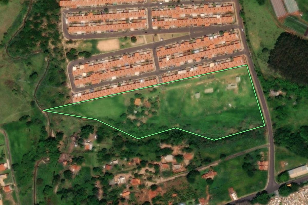 Imagem de satélite do imóvel rural em Pirajuí (SP), com o contorno declarado no CAR desenhado por cima.