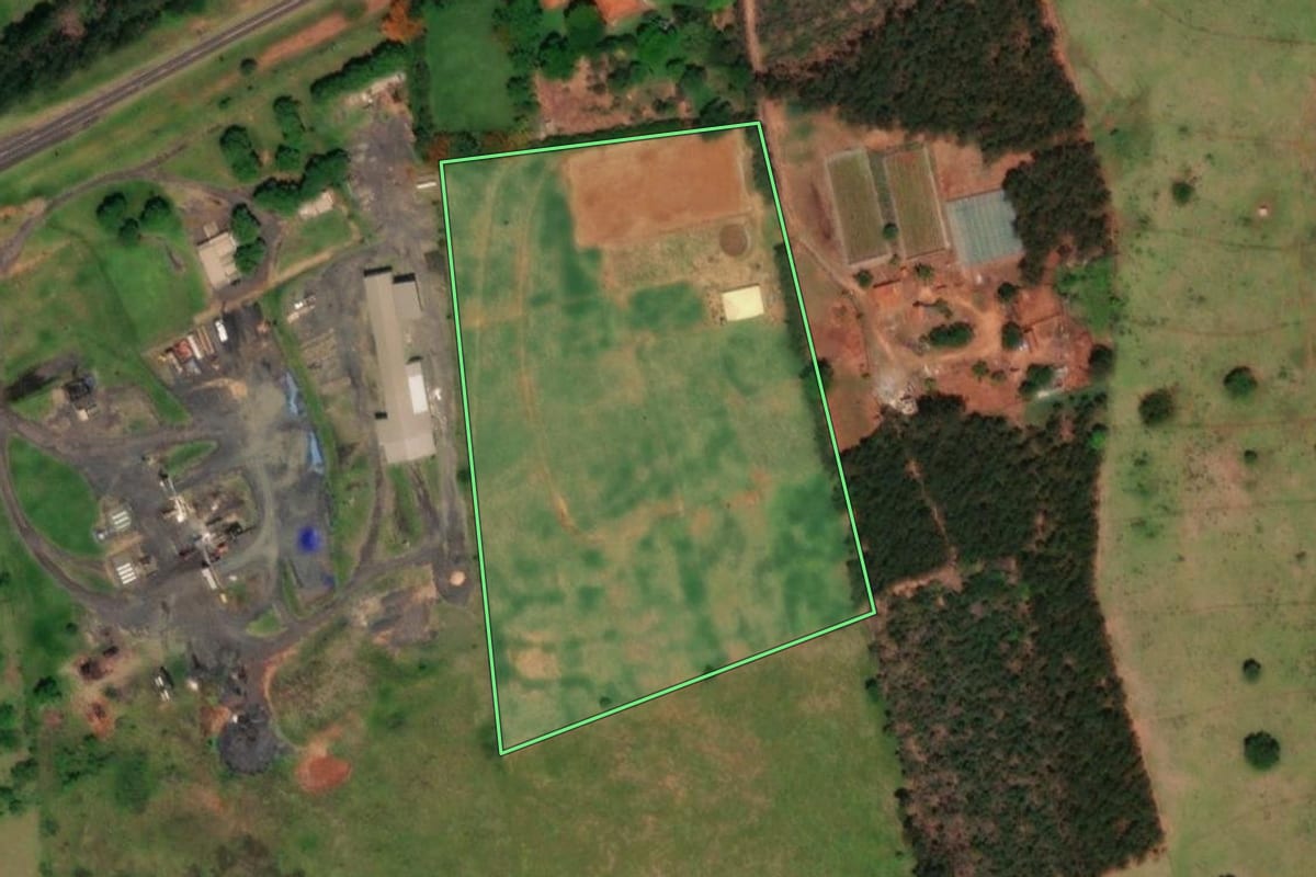 Imagem de satélite do imóvel rural em Pirajuí (SP), com o contorno declarado no CAR desenhado por cima.