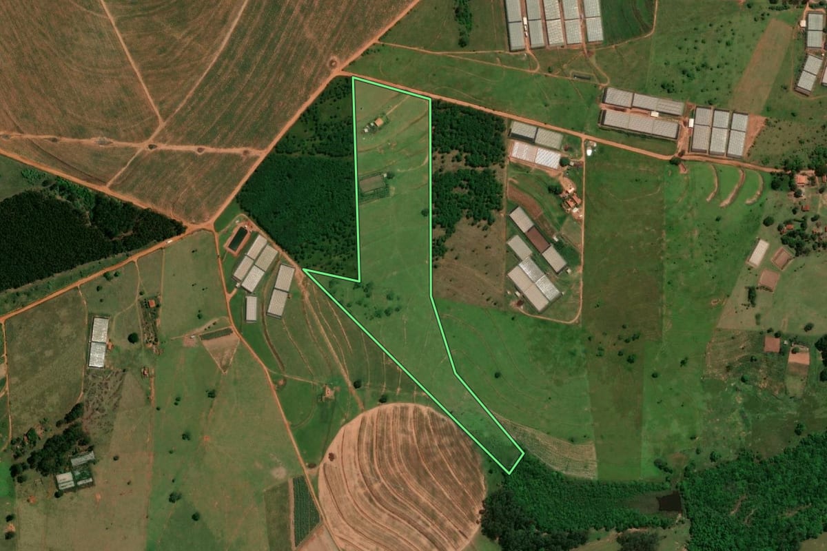 Imagem de satélite do imóvel rural em Pirajuí (SP), com o contorno declarado no CAR desenhado por cima.