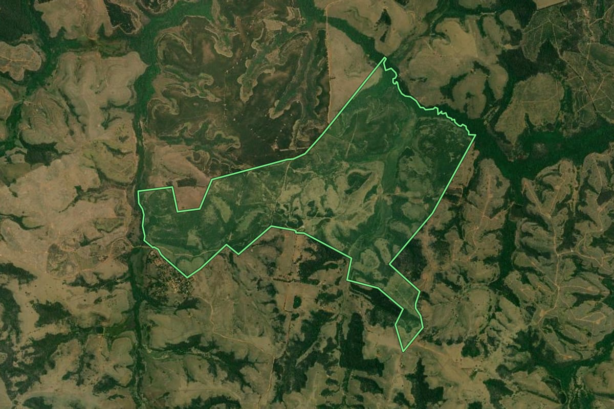 Imagem de satélite do imóvel rural em Pirajuí (SP), com o contorno declarado no CAR desenhado por cima.