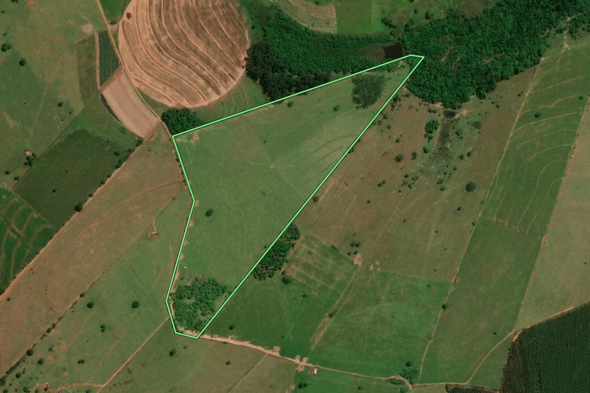 Imagem de satélite do imóvel rural em Pirajuí (SP), com o contorno declarado no CAR desenhado por cima.