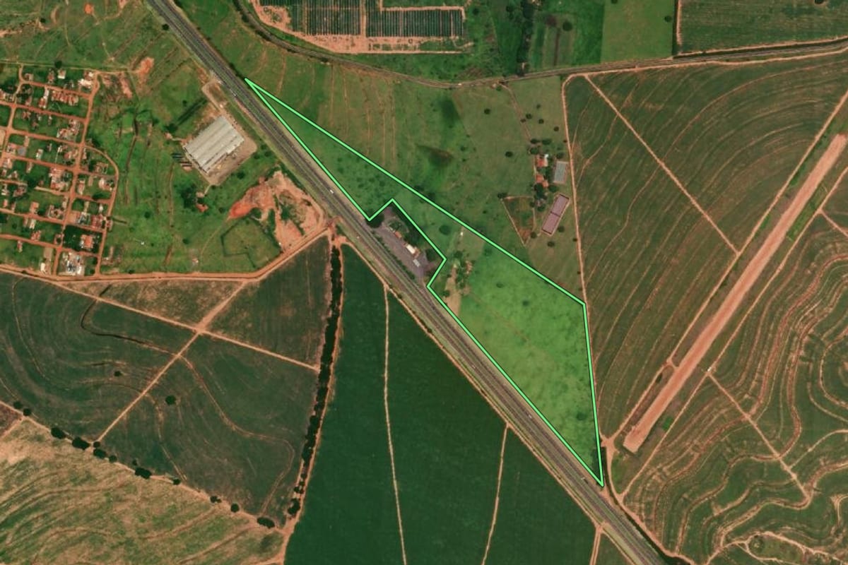 Imagem de satélite do imóvel rural em Pirajuí (SP), com o contorno declarado no CAR desenhado por cima.
