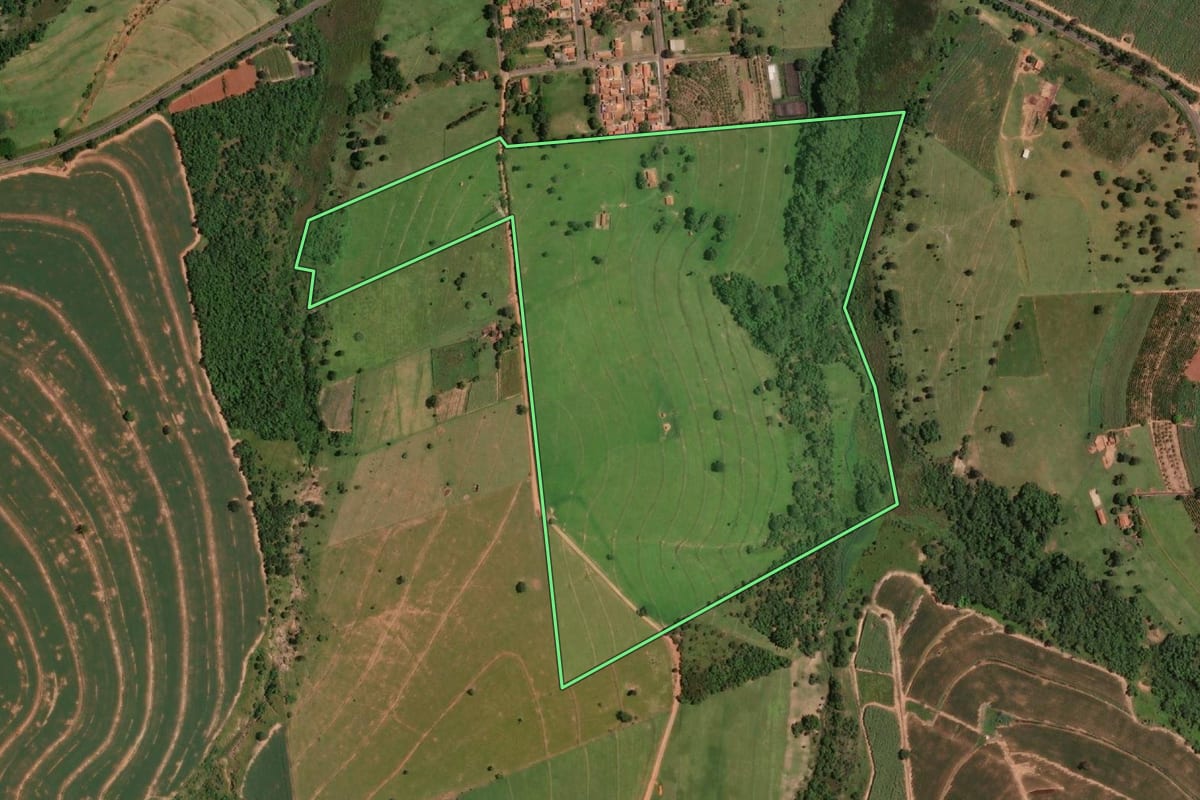 Imagem de satélite do imóvel rural em Pirajuí (SP), com o contorno declarado no CAR desenhado por cima.
