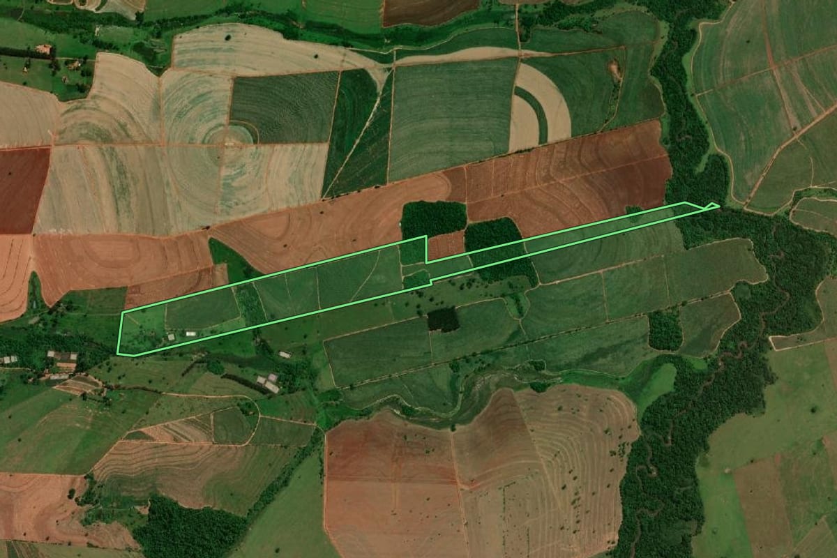 Imagem de satélite do imóvel rural em Pirajuí (SP), com o contorno declarado no CAR desenhado por cima.