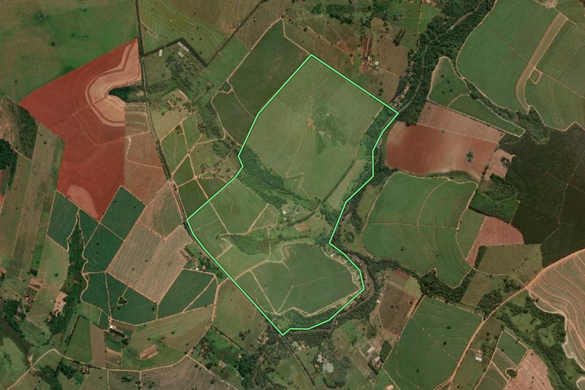 Imagem de satélite do imóvel rural em Pirajuí (SP), com o contorno declarado no CAR desenhado por cima.