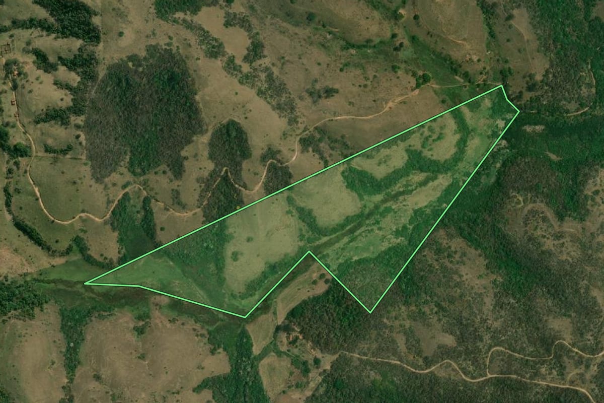 Imagem de satélite do imóvel rural em Pirajuí (SP), com o contorno declarado no CAR desenhado por cima.