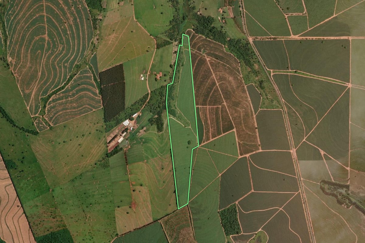 Imagem de satélite do imóvel rural em Pirajuí (SP), com o contorno declarado no CAR desenhado por cima.