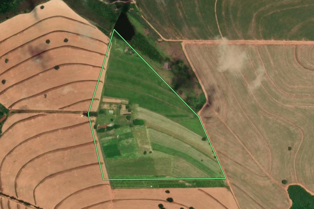 Imagem de satélite do imóvel rural em Pirajuí (SP), com o contorno declarado no CAR desenhado por cima.