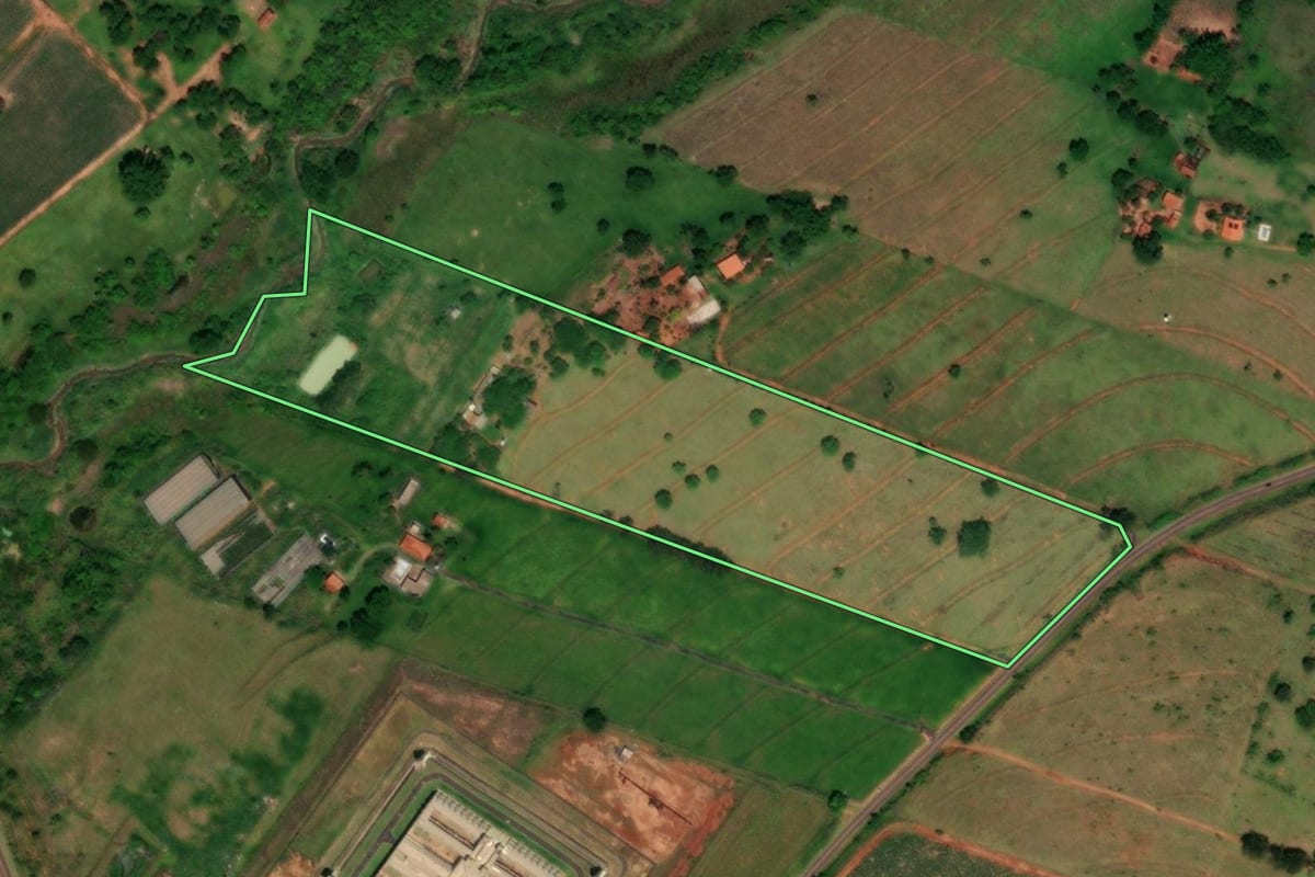 Imagem de satélite do imóvel rural em Pirajuí (SP), com o contorno declarado no CAR desenhado por cima.