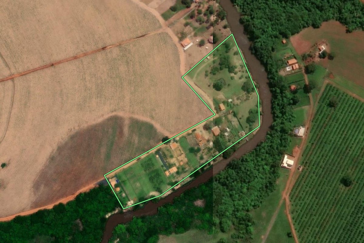 Imagem de satélite do imóvel rural em Pirajuí (SP), com o contorno declarado no CAR desenhado por cima.