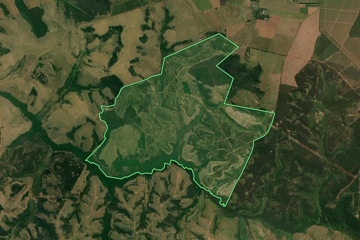 Imagem de satélite do imóvel rural em Pirajuí (SP), com o contorno declarado no CAR desenhado por cima.