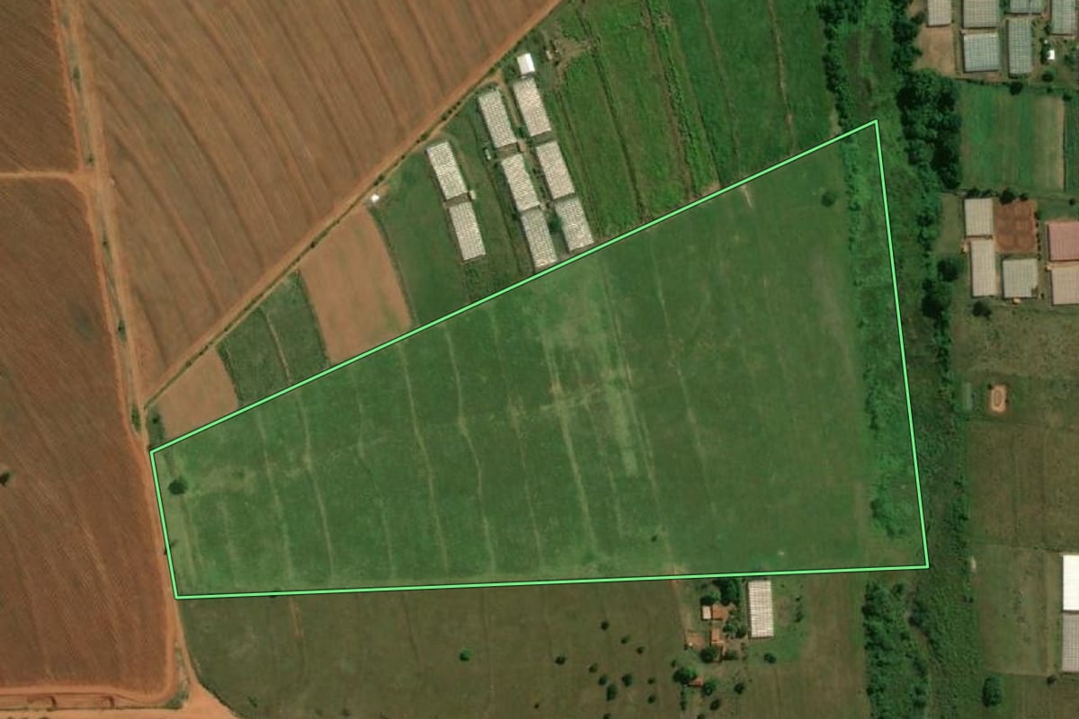 Imagem de satélite do imóvel rural em Pirajuí (SP), com o contorno declarado no CAR desenhado por cima.