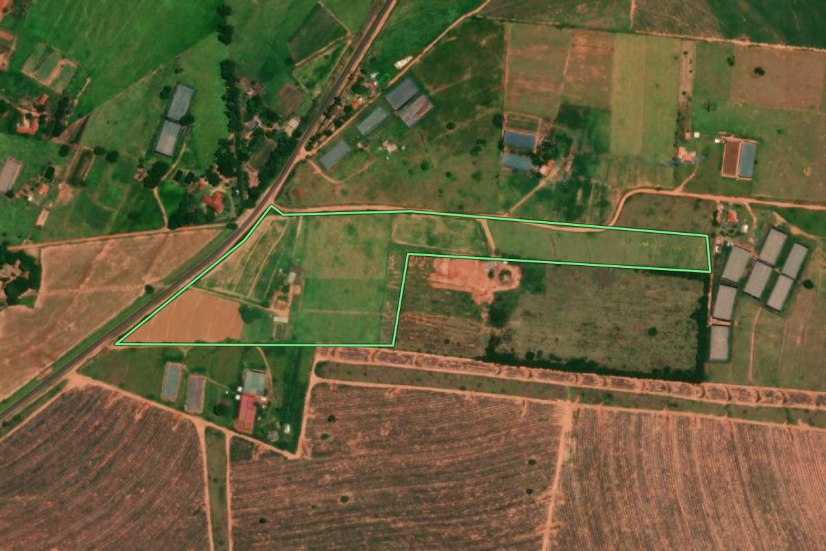 Imagem de satélite do imóvel rural em Pirajuí (SP), com o contorno declarado no CAR desenhado por cima.