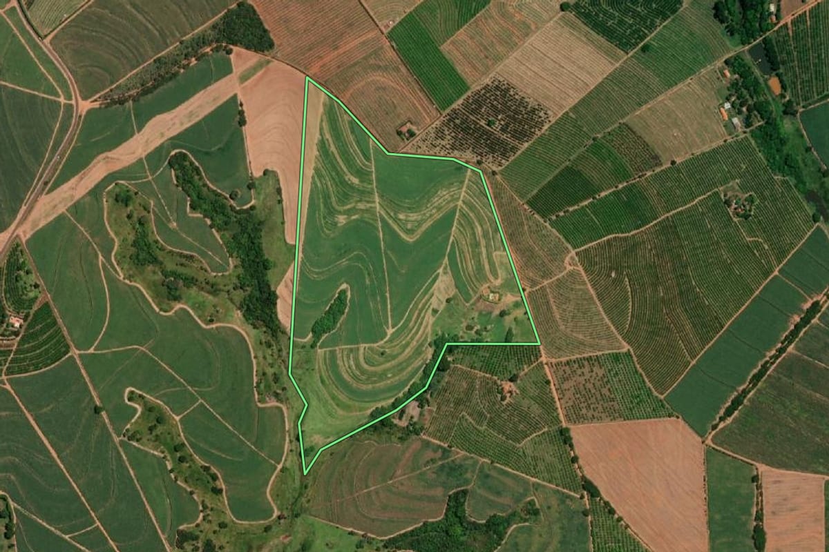Imagem de satélite do imóvel rural em Pirangi (SP), com o contorno declarado no CAR desenhado por cima.