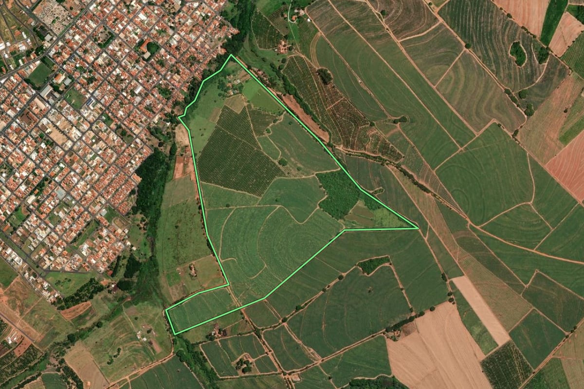 Imagem de satélite do imóvel rural em Pirangi (SP), com o contorno declarado no CAR desenhado por cima.