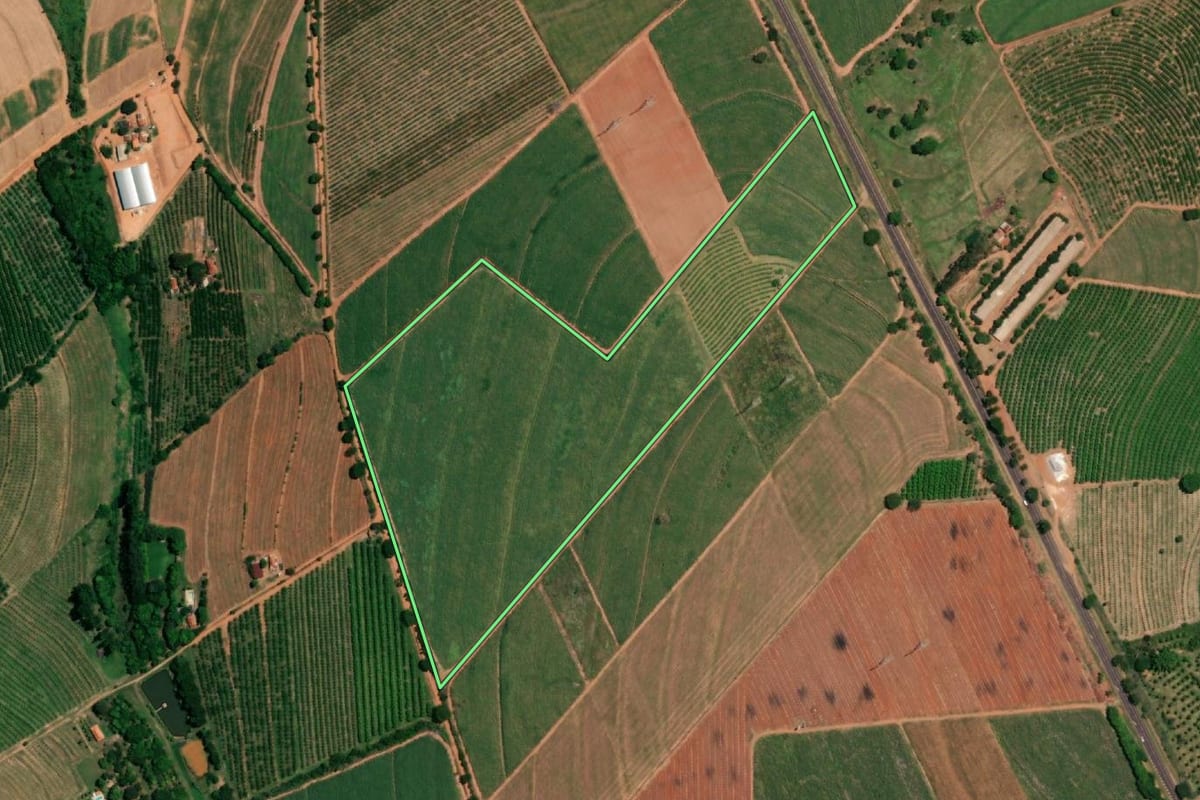 Imagem de satélite do imóvel rural em Pirangi (SP), com o contorno declarado no CAR desenhado por cima.
