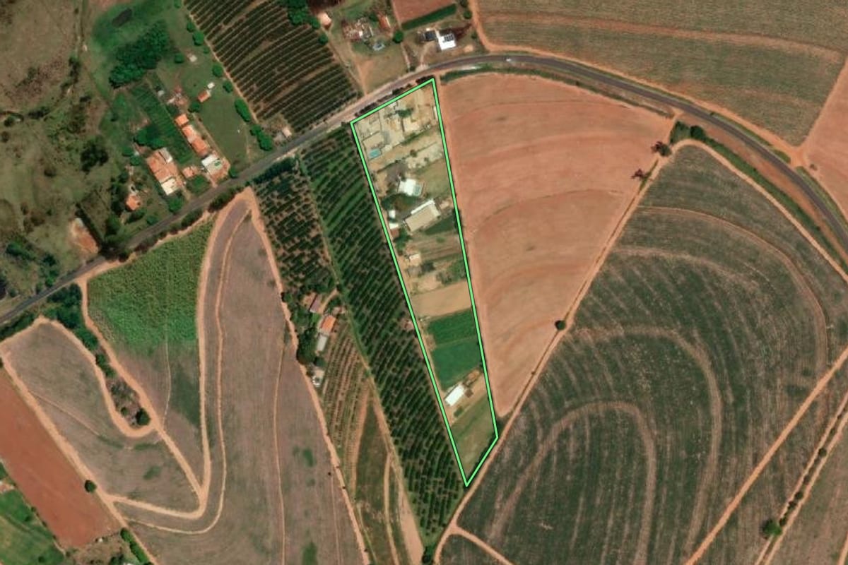 Imagem de satélite do imóvel rural em Pirangi (SP), com o contorno declarado no CAR desenhado por cima.