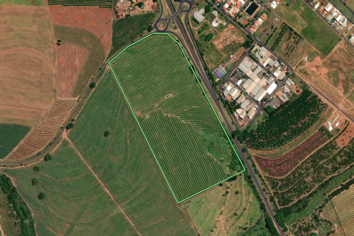 Imagem de satélite do imóvel rural em Pirangi (SP), com o contorno declarado no CAR desenhado por cima.