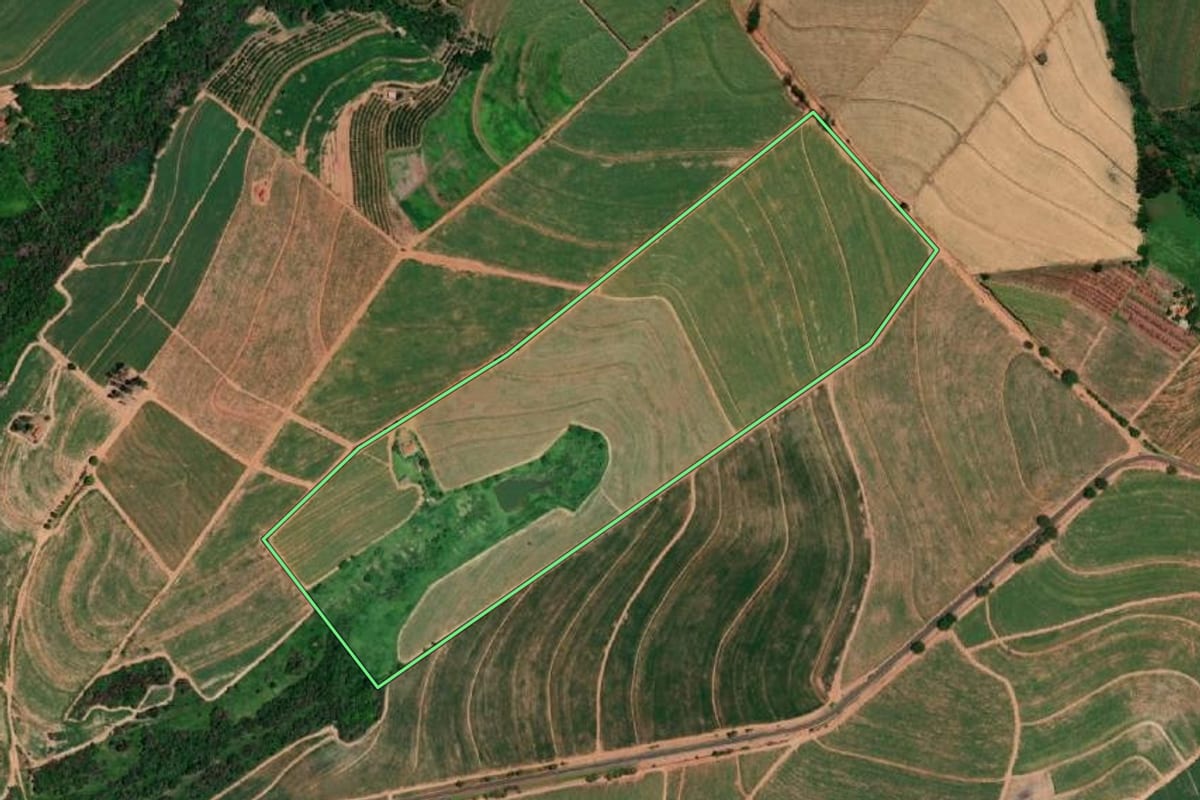 Imagem de satélite do imóvel rural em Pirangi (SP), com o contorno declarado no CAR desenhado por cima.
