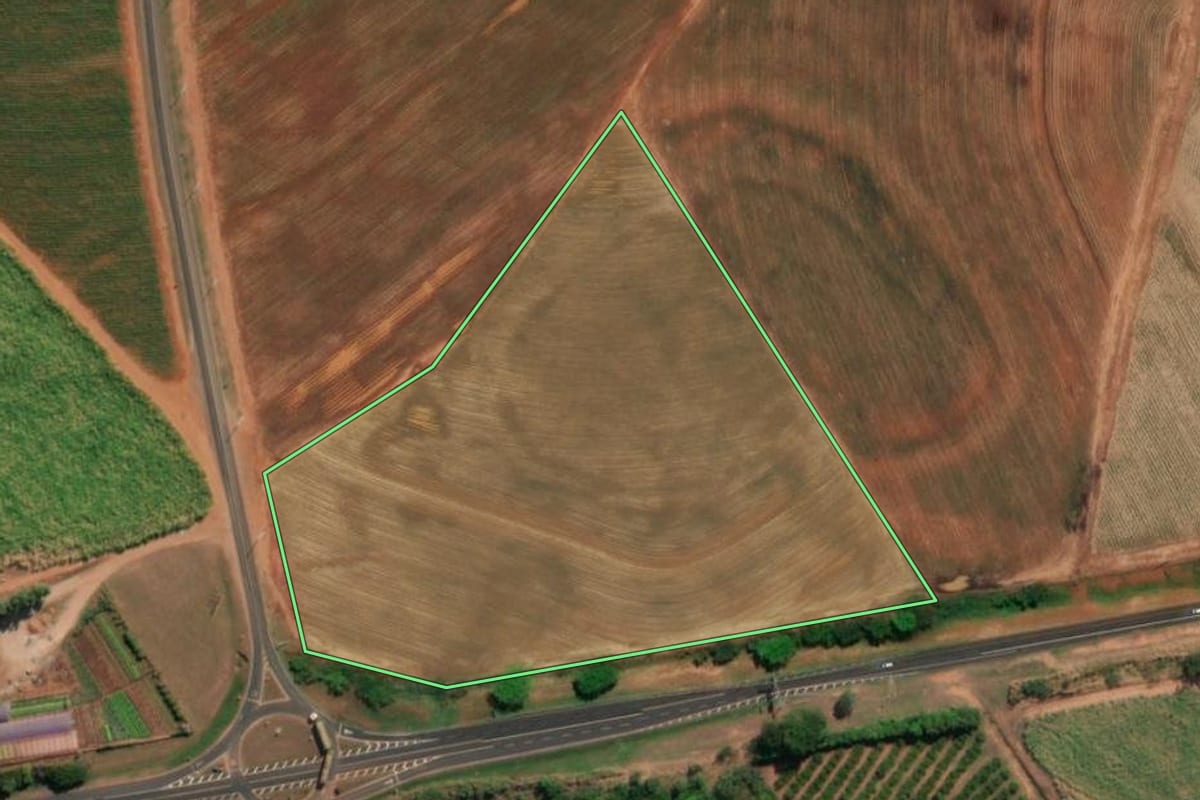 Imagem de satélite do imóvel rural em Pirangi (SP), com o contorno declarado no CAR desenhado por cima.