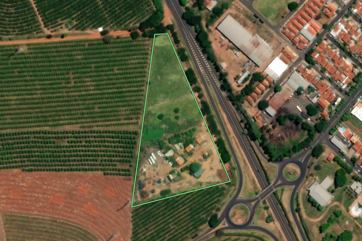Imagem de satélite do imóvel rural em Pirangi (SP), com o contorno declarado no CAR desenhado por cima.