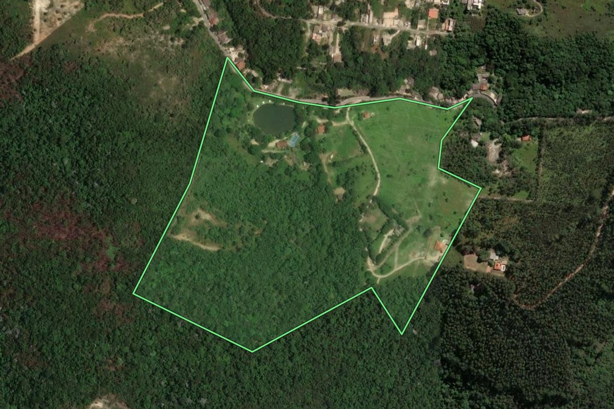 Imagem de satélite do imóvel rural em Pirapora do Bom Jesus (SP), com o contorno declarado no CAR desenhado por cima.