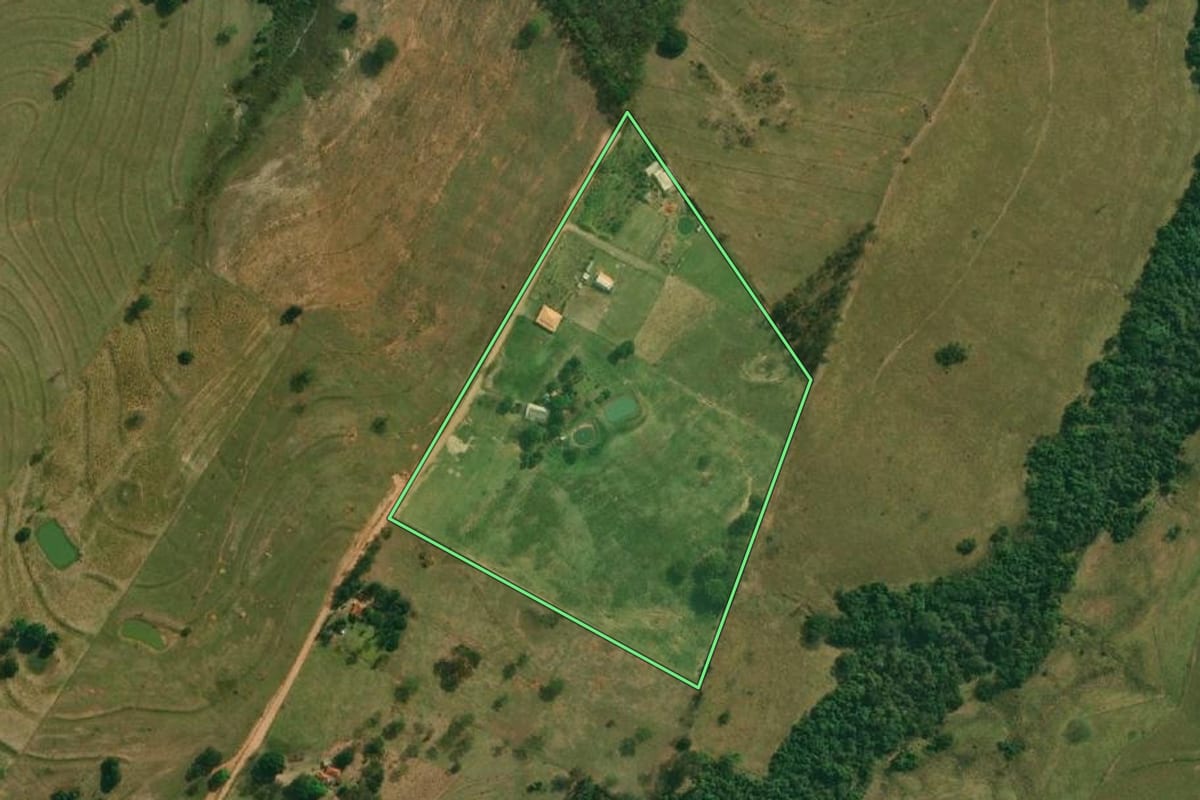 Imagem de satélite do imóvel rural em Pirapozinho (SP), com o contorno declarado no CAR desenhado por cima.