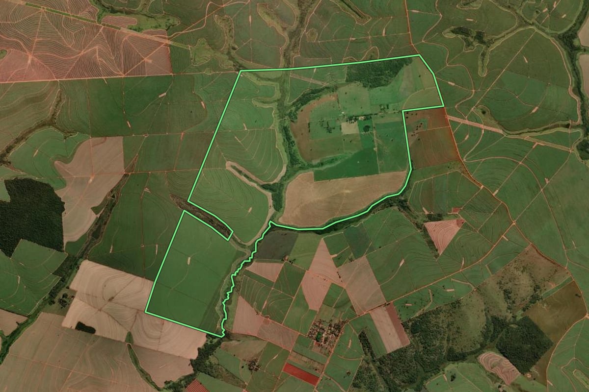 Imagem de satélite do imóvel rural em Pirapozinho (SP), com o contorno declarado no CAR desenhado por cima.