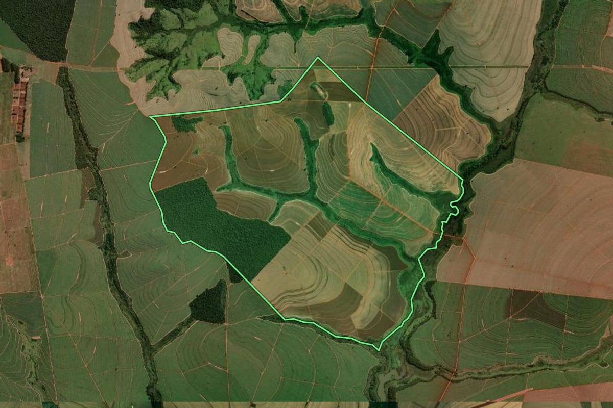Imagem de satélite do imóvel rural em Pirapozinho (SP), com o contorno declarado no CAR desenhado por cima.