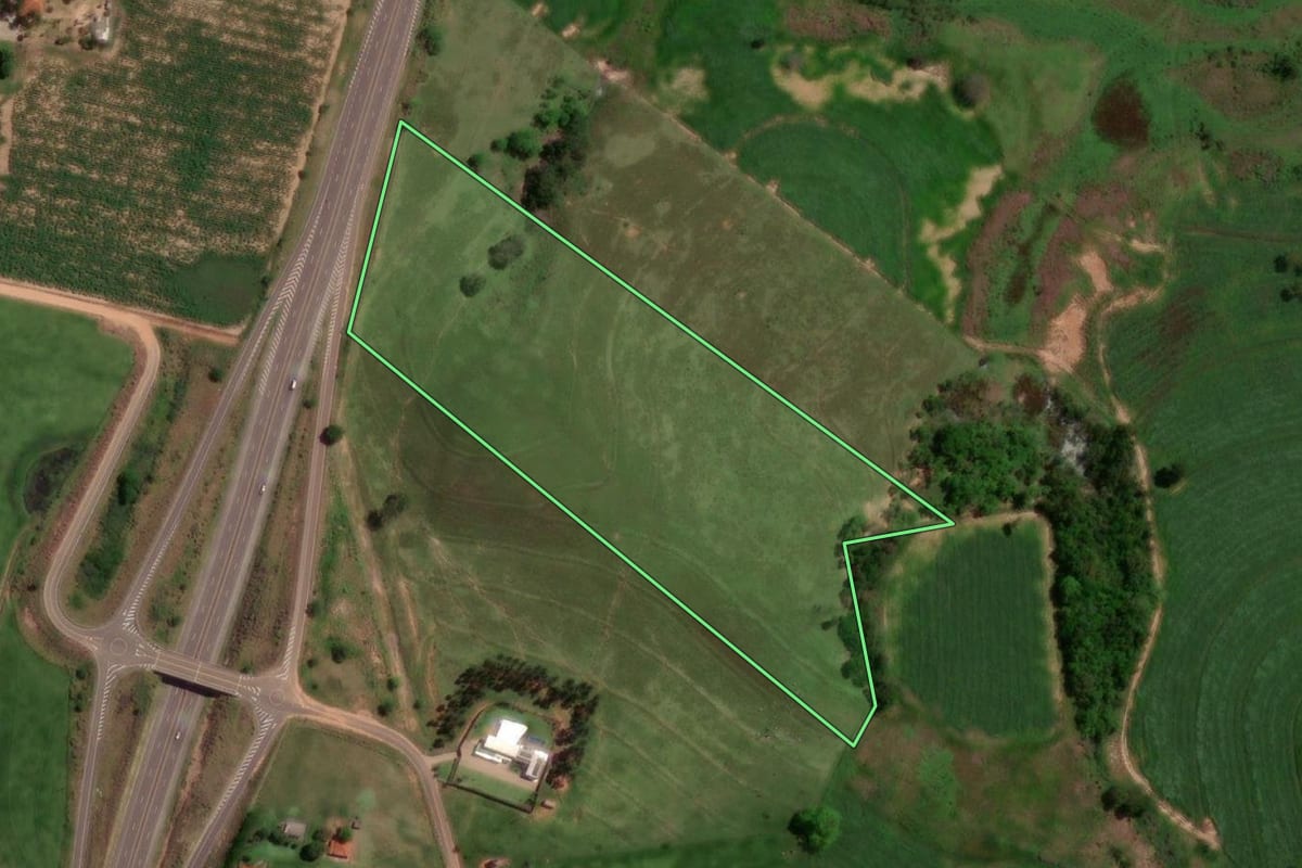Imagem de satélite do imóvel rural em Pirapozinho (SP), com o contorno declarado no CAR desenhado por cima.