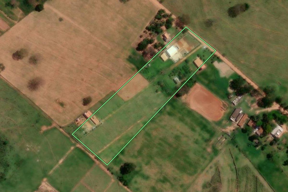Imagem de satélite do imóvel rural em Pirapozinho (SP), com o contorno declarado no CAR desenhado por cima.