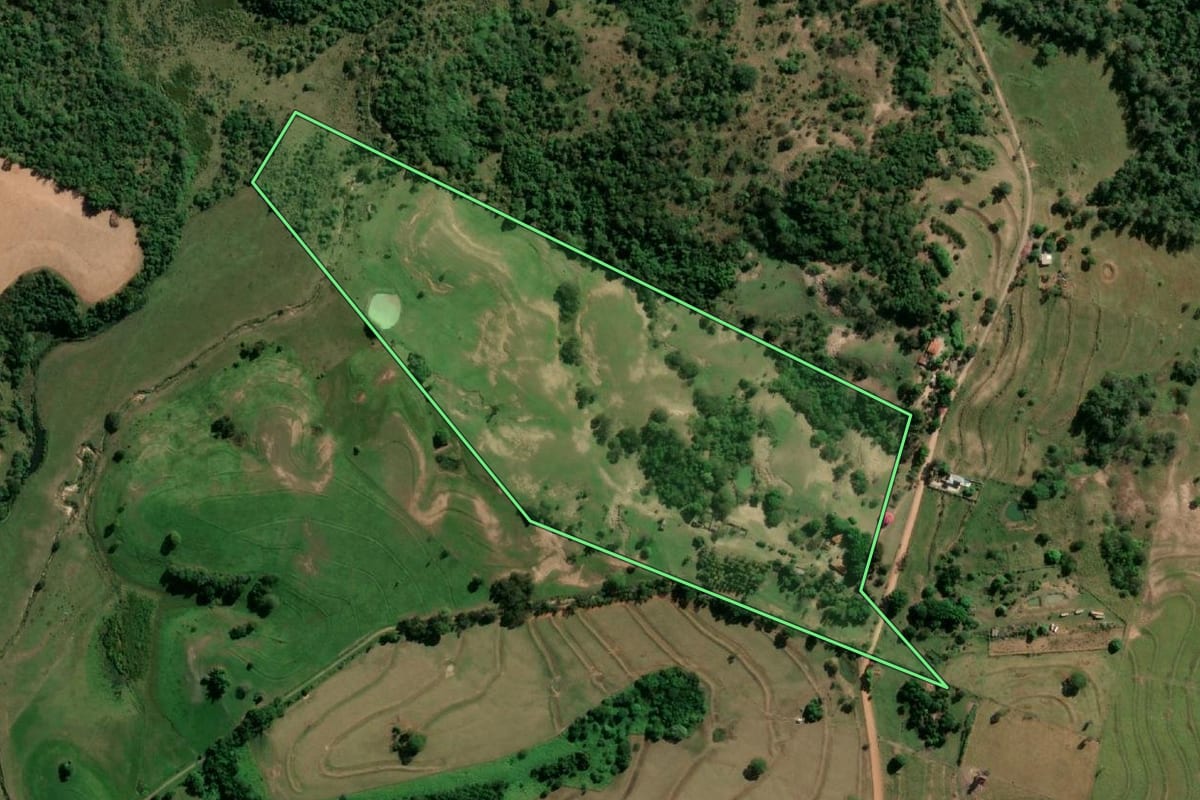Imagem de satélite do imóvel rural em Pirapozinho (SP), com o contorno declarado no CAR desenhado por cima.