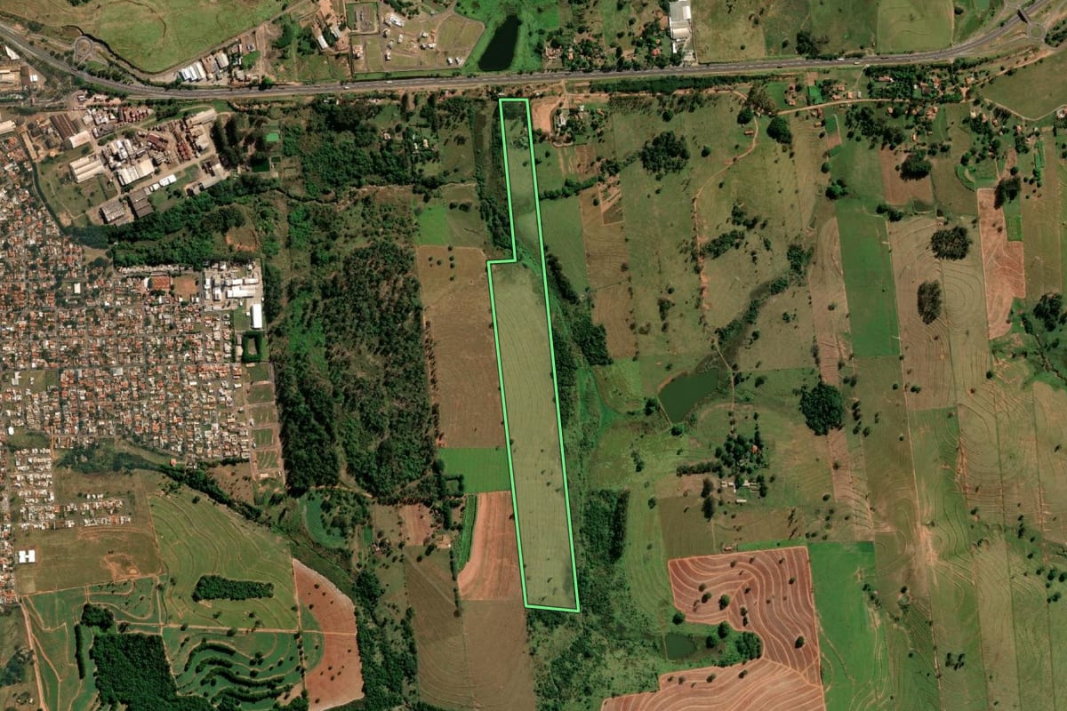 Imagem de satélite do imóvel rural em Pirapozinho (SP), com o contorno declarado no CAR desenhado por cima.