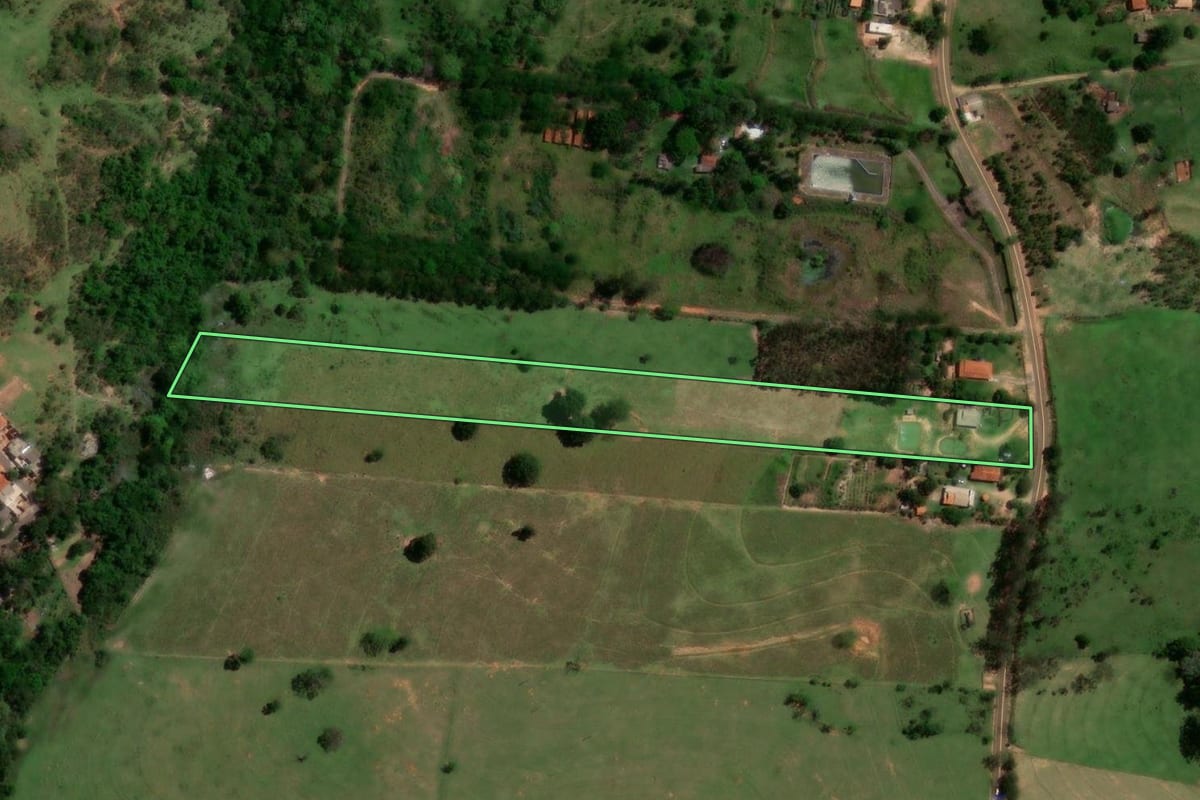Imagem de satélite do imóvel rural em Pirapozinho (SP), com o contorno declarado no CAR desenhado por cima.