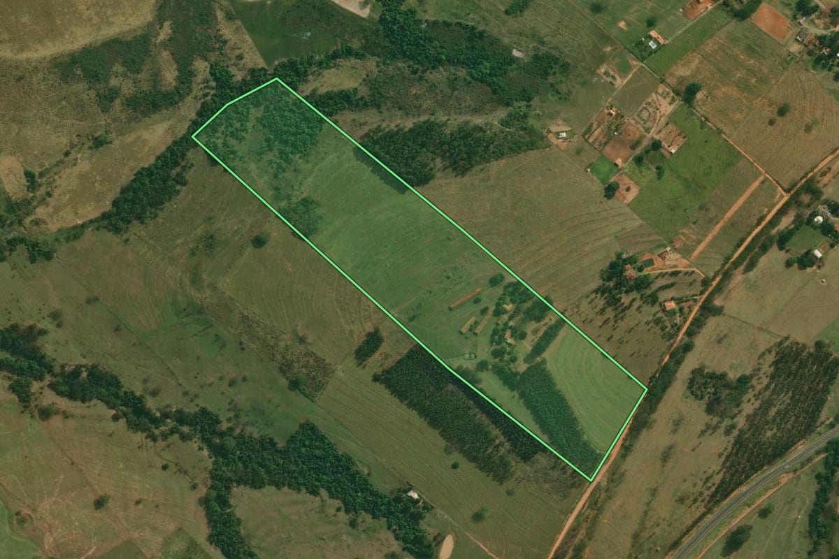 Imagem de satélite do imóvel rural em Pirapozinho (SP), com o contorno declarado no CAR desenhado por cima.