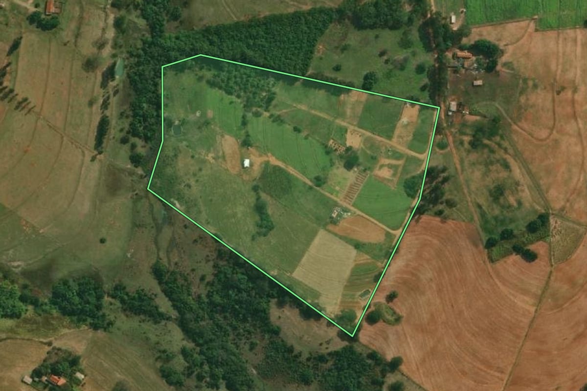 Imagem de satélite do imóvel rural em Pirapozinho (SP), com o contorno declarado no CAR desenhado por cima.