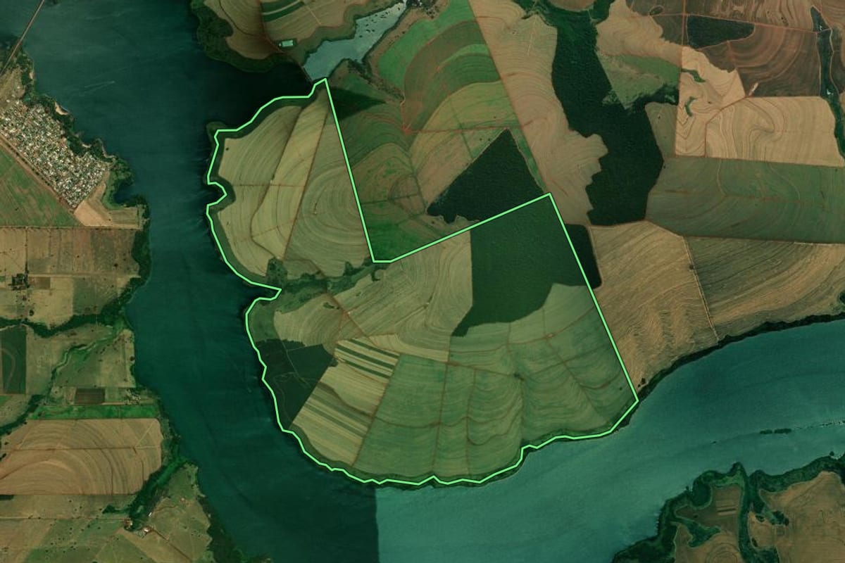 Imagem de satélite do imóvel rural em Pirapozinho (SP), com o contorno declarado no CAR desenhado por cima.