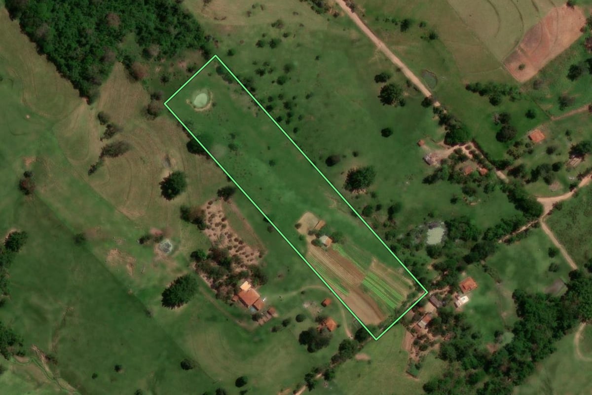 Imagem de satélite do imóvel rural em Pirapozinho (SP), com o contorno declarado no CAR desenhado por cima.