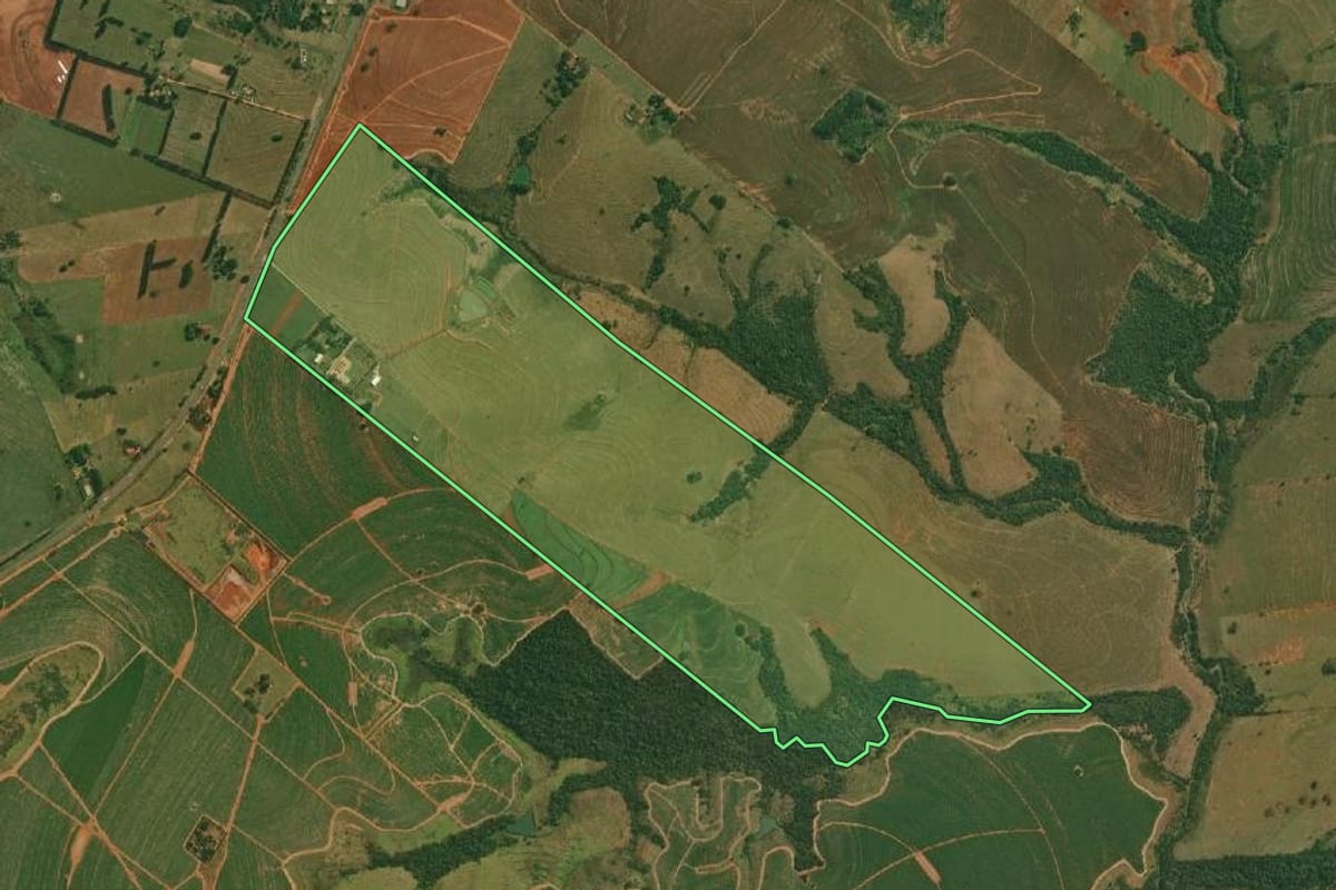 Imagem de satélite do imóvel rural em Pirapozinho (SP), com o contorno declarado no CAR desenhado por cima.