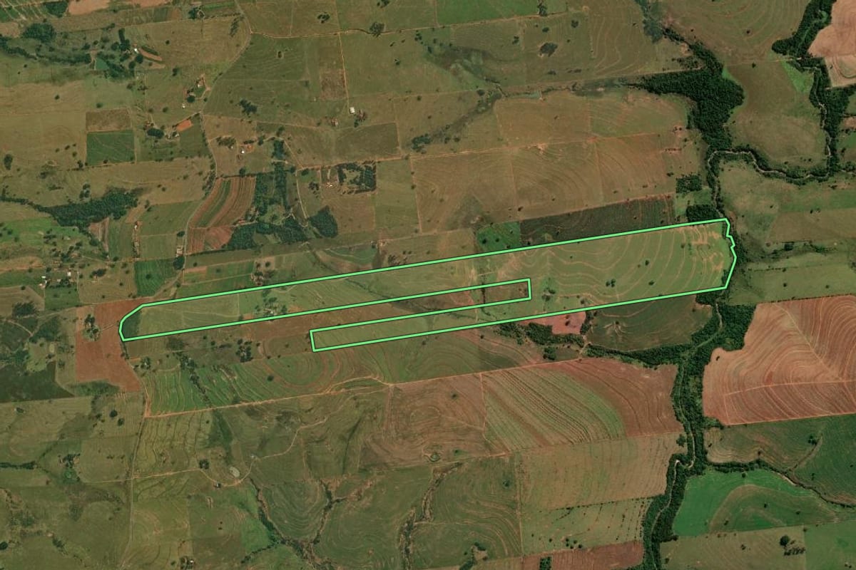 Imagem de satélite do imóvel rural em Pirapozinho (SP), com o contorno declarado no CAR desenhado por cima.
