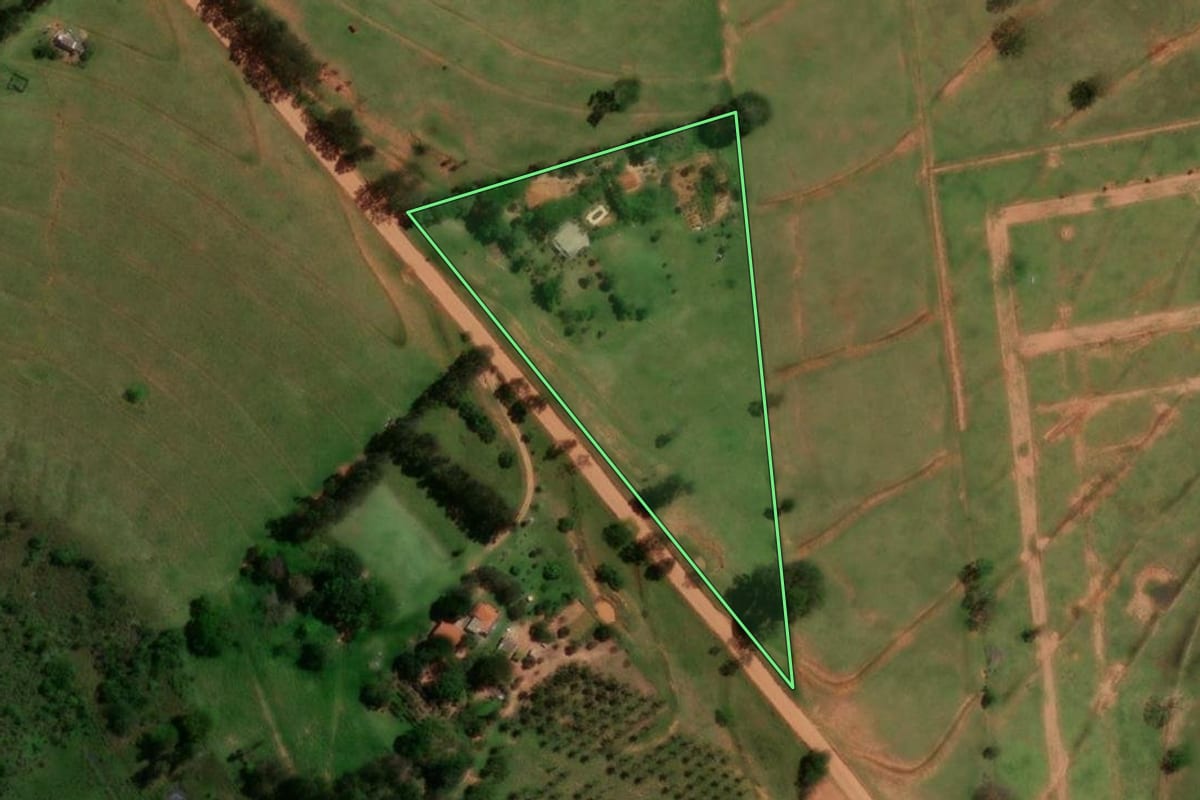 Imagem de satélite do imóvel rural em Pirapozinho (SP), com o contorno declarado no CAR desenhado por cima.