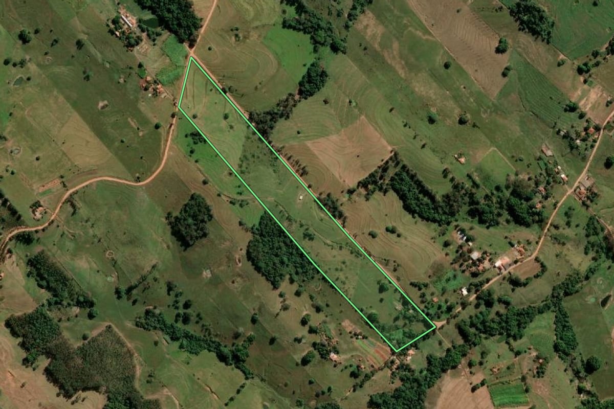 Imagem de satélite do imóvel rural em Pirapozinho (SP), com o contorno declarado no CAR desenhado por cima.
