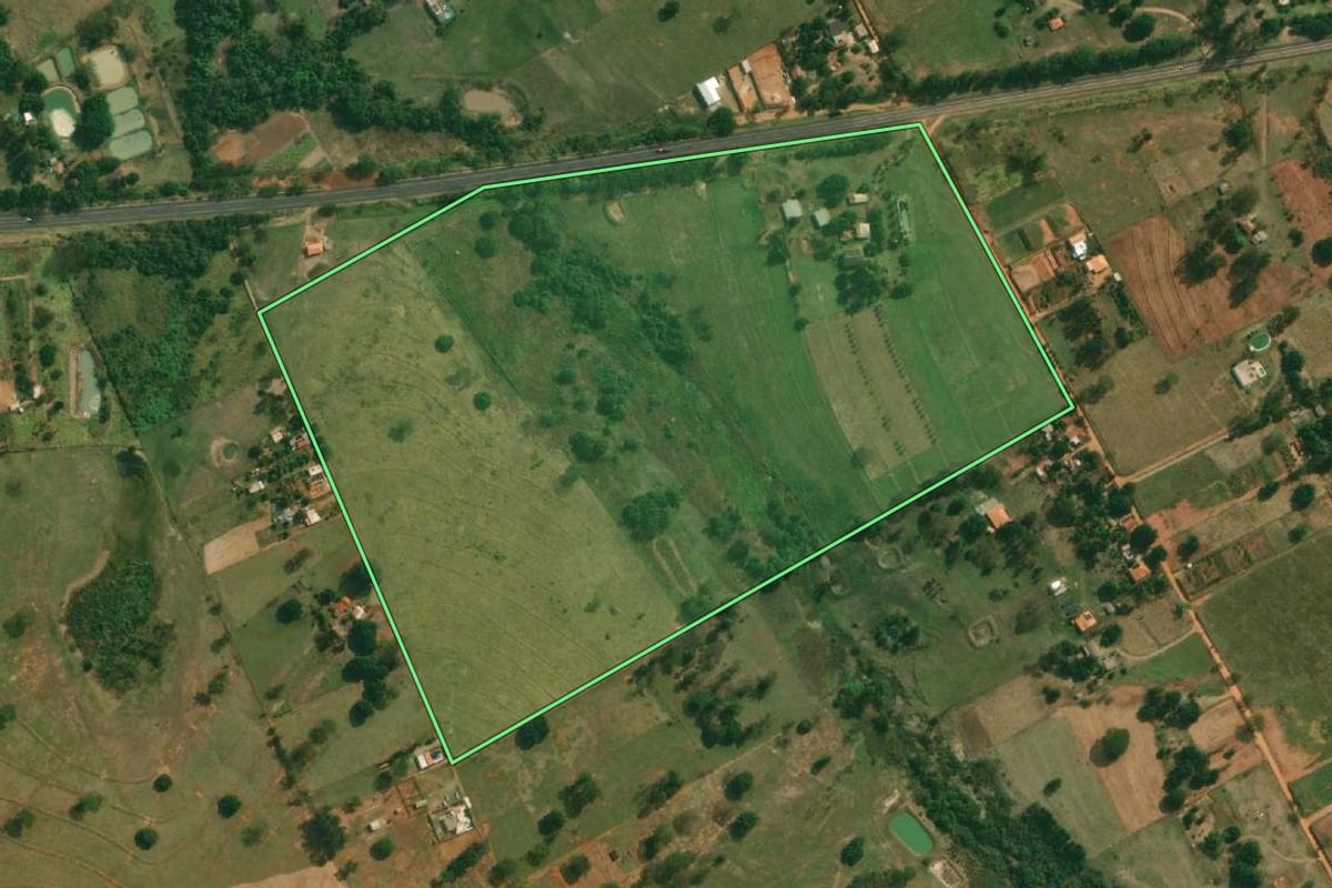 Imagem de satélite do imóvel rural em Pirapozinho (SP), com o contorno declarado no CAR desenhado por cima.