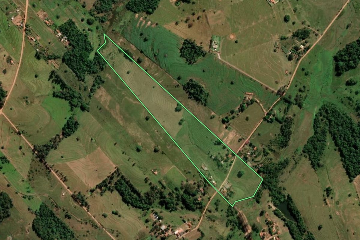 Imagem de satélite do imóvel rural em Pirapozinho (SP), com o contorno declarado no CAR desenhado por cima.