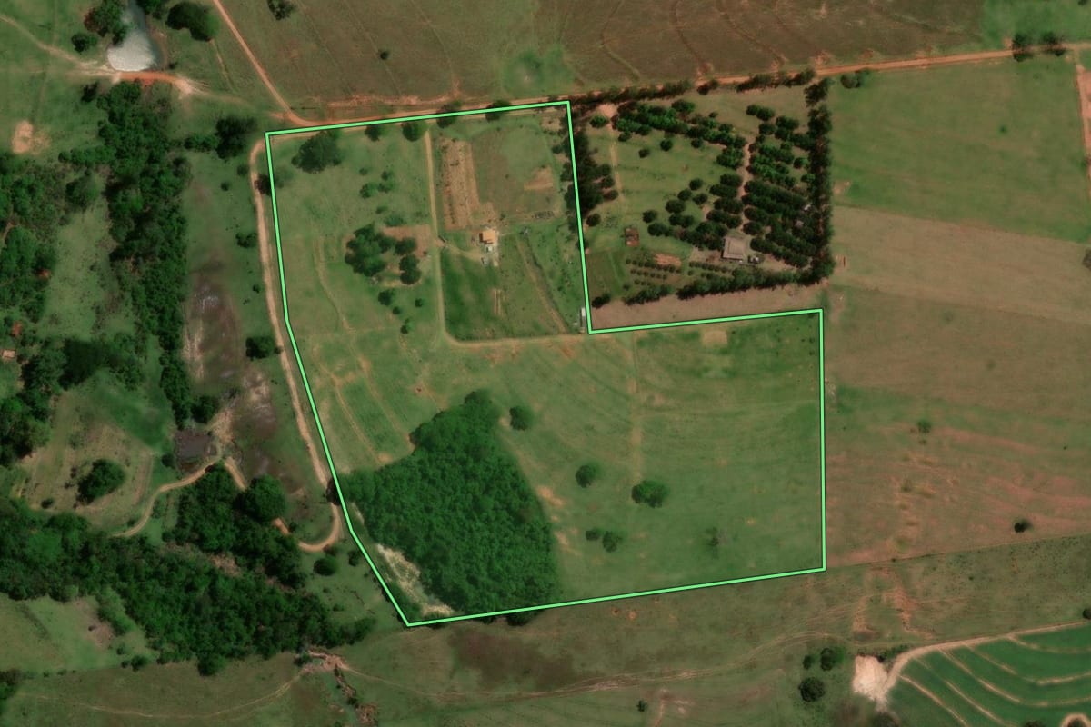 Imagem de satélite do imóvel rural em Pirapozinho (SP), com o contorno declarado no CAR desenhado por cima.