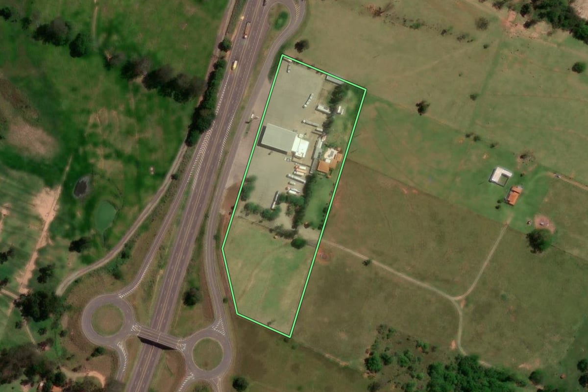 Imagem de satélite do imóvel rural em Pirapozinho (SP), com o contorno declarado no CAR desenhado por cima.