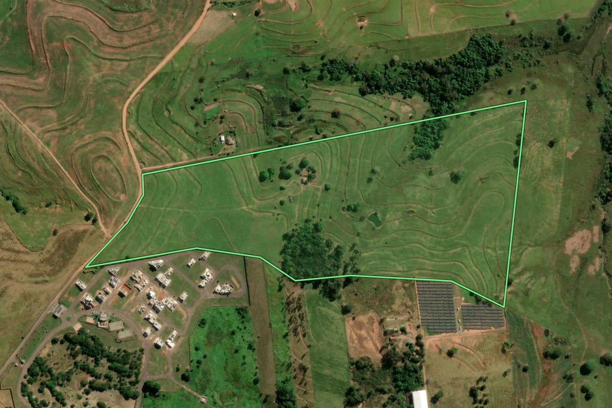 Imagem de satélite do imóvel rural em Pirapozinho (SP), com o contorno declarado no CAR desenhado por cima.
