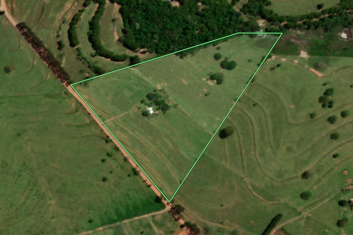 Imagem de satélite do imóvel rural em Pirapozinho (SP), com o contorno declarado no CAR desenhado por cima.